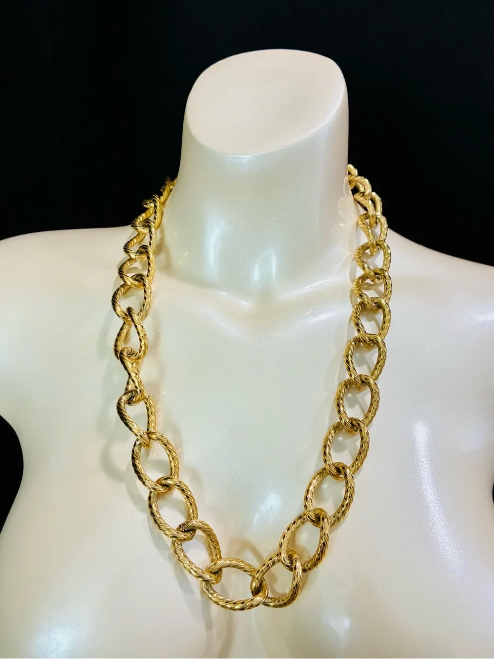 VTG Bold Dramatic Gold-Tone Textured Link Necklace Women’s Trending Jewelry 172g